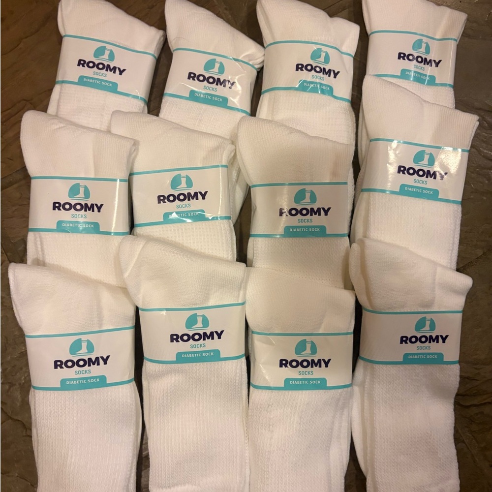 White Crew Athletic Socks with Ribbed Texture and Reinforced Heel